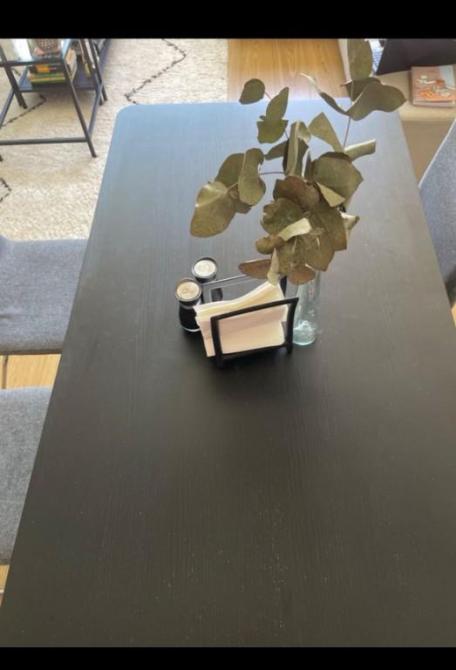 Mesa y sillas para comedor de color negro en buen estado. 120€