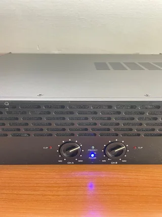 Etapa de potencia estéreo Fonestar por 100€. Vendo etapa de potencia estéreo Fonestar SA-204 en perfecto estado de funcionamiento.
- Equipo cuidado y probado
 Funcionamiento correcto en ambos canales
 Ideal para instalaciones de sonido, locales, bares, salas o eventos 
Marca fiable y robusta Se vende por cierre de negocio. 
Estado estético y técnico muy bueno, tal y como se aprecia en las fotos. Entrega en mano o envío. Cualquier duda, pregúntame sin compromiso.
