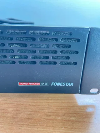 Etapa de potencia estéreo Fonestar por 100€. Vendo etapa de potencia estéreo Fonestar SA-204 en perfecto estado de funcionamiento.
- Equipo cuidado y probado
 Funcionamiento correcto en ambos canales
 Ideal para instalaciones de sonido, locales, bares, salas o eventos 
Marca fiable y robusta Se vende por cierre de negocio. 
Estado estético y técnico muy bueno, tal y como se aprecia en las fotos. Entrega en mano o envío. Cualquier duda, pregúntame sin compromiso.