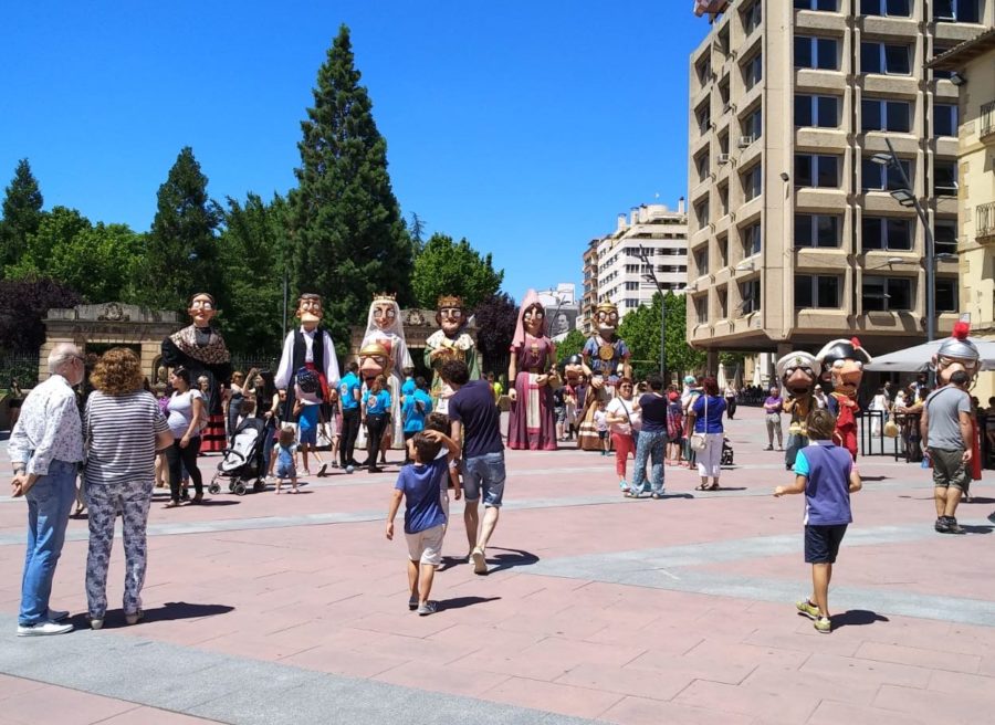 PASACALLES DE GIGANTES Y CABEZUDOS