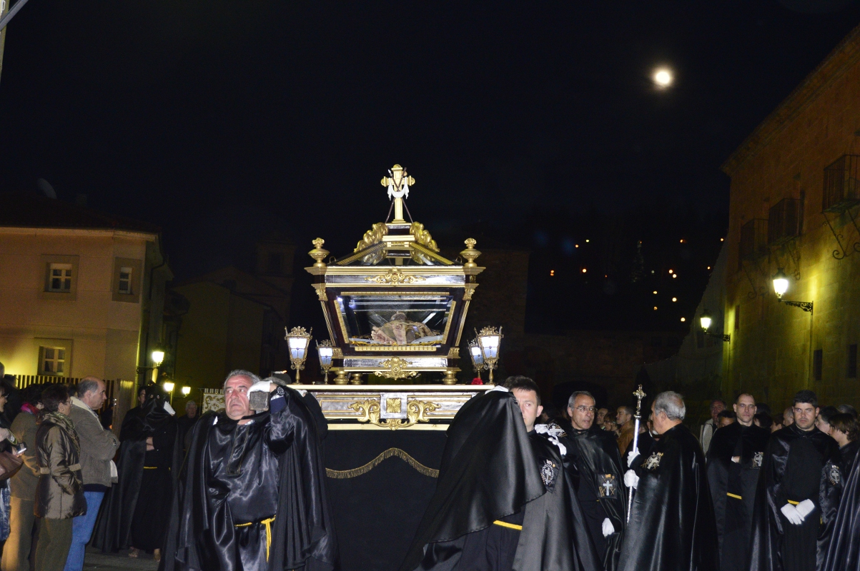 SEMANA SANTA – VIERNES SANTO: PROCESIÓN GENERAL DE LA COFRADÍA DEL SANTO ENTIERRO DE CRISTO
