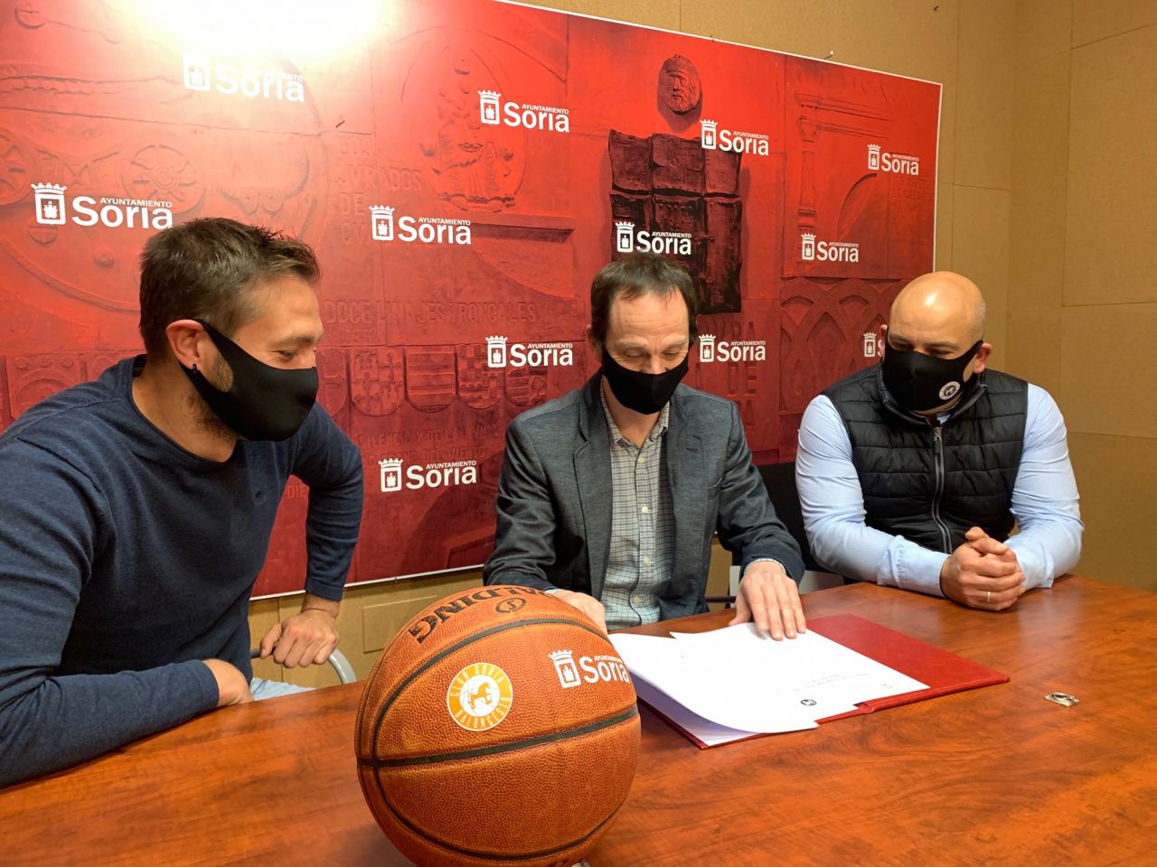 Ayuntamiento y Club Soria Baloncesto renuevan su convenio para consolidar el equipo masculino y trabajar en la formación de un combinado senior femenino
