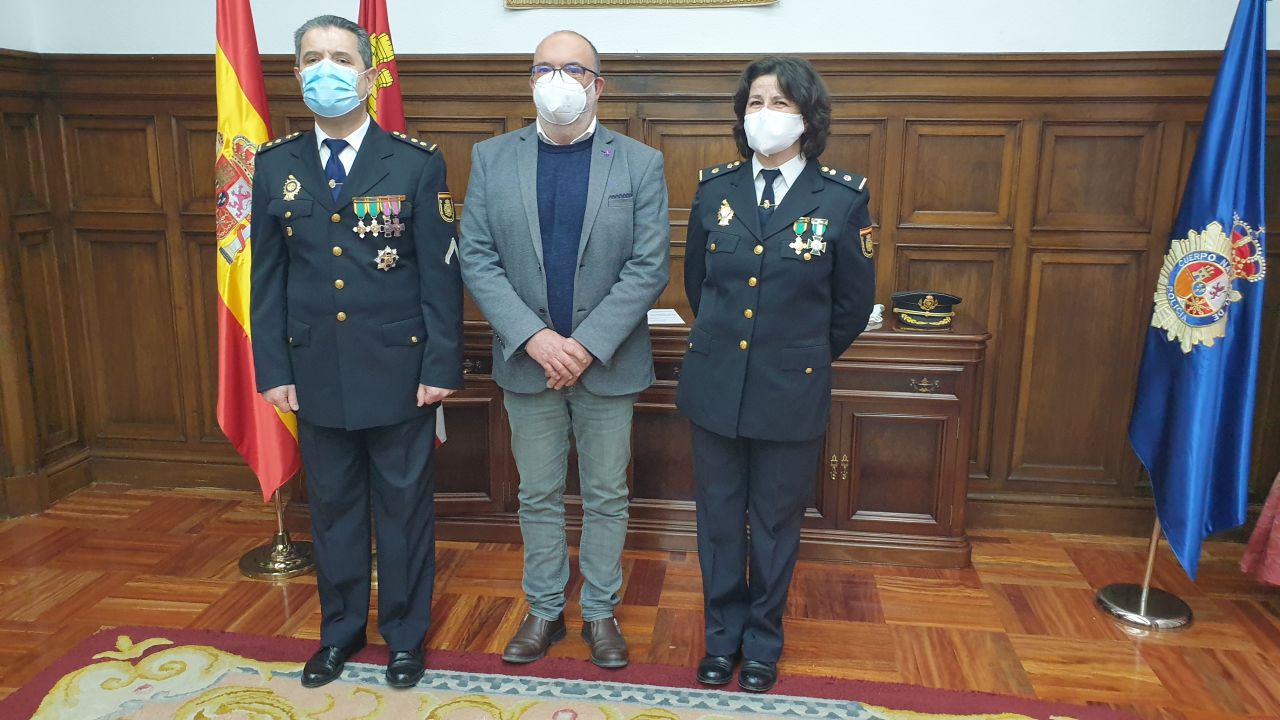 Miguel Latorre felicita a Emilia Pérez por su ascenso y por “la profesionalidad demostrada en casi dos décadas de trabajo en la Comisaría de Soria”