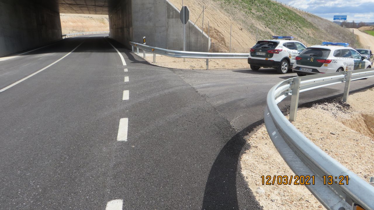  La Guardia Civil investiga a un hombre que estaba convirtiendo en discontinua una línea continua de la N-122