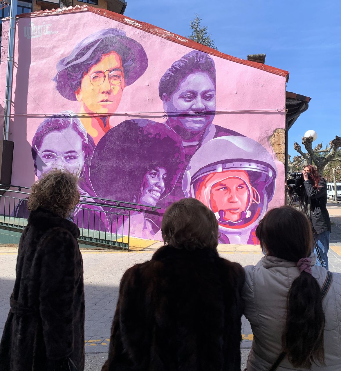  “Este muro tiene una vertiente artística, pero sobre todo está hecho con una sensibilidad especial y con el alma de querer trasladar la igualdad”