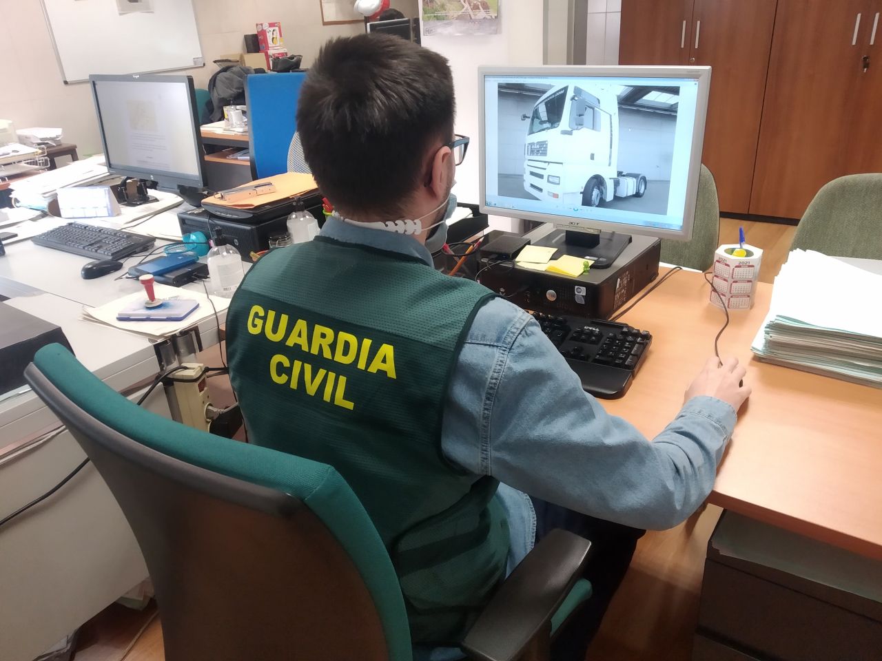 La Guardia Civil investiga a un vecino de Madrid que sustrajo parte de la carga de un camión accidentado en Ágreda