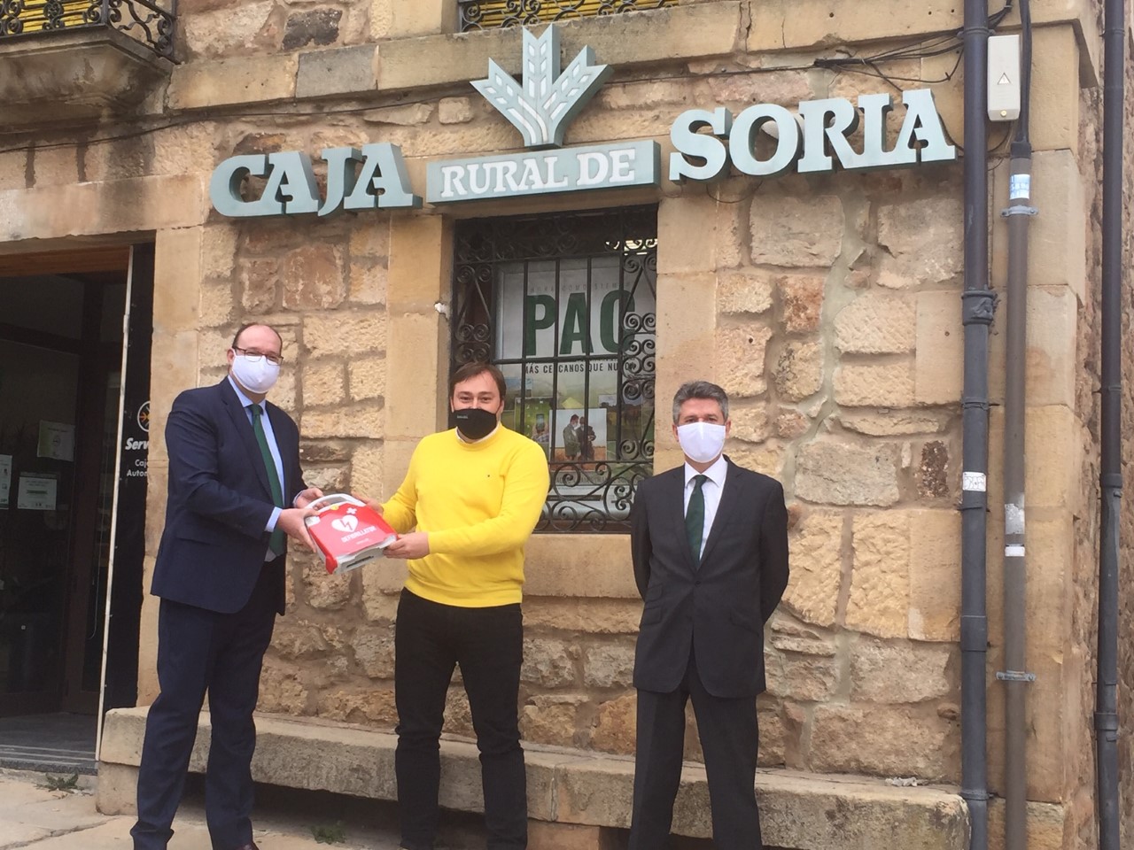 Caja Rural de Soria entrega desfibriladores a dos Ayuntamientos de la provincia.