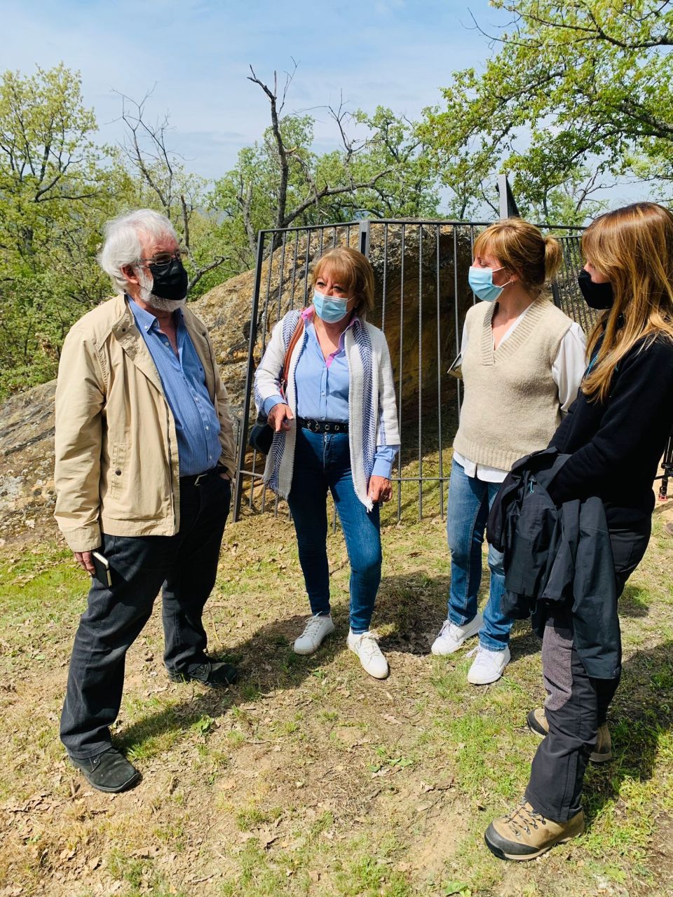 El Ayuntamiento recupera un nuevo abrigo rupestre en Valonsadero que destaca por la excepcional aparición de tres manos 