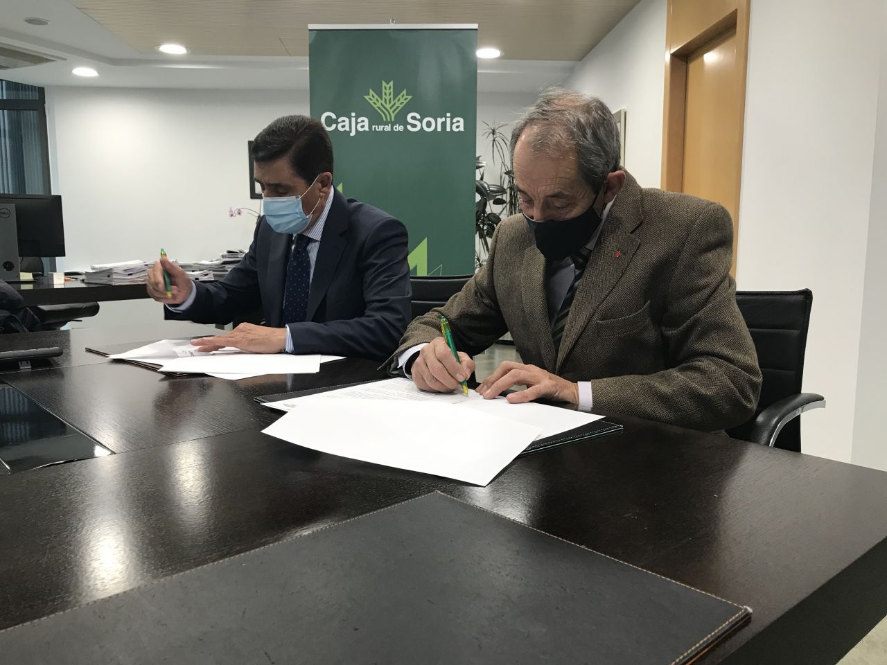 El presidente de Caja Rural de Soria, Carlos Martínez Izquierdo y el presidente de la Hermandad de Donantes de Sangre de Soria, José Luis Molina Medina han renovado el convenio de colaboración que mantienen ambas instituciones.