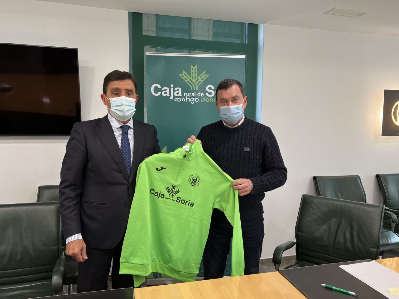 Firma de convenio entre Caja Rural y el San José de fútbol.
