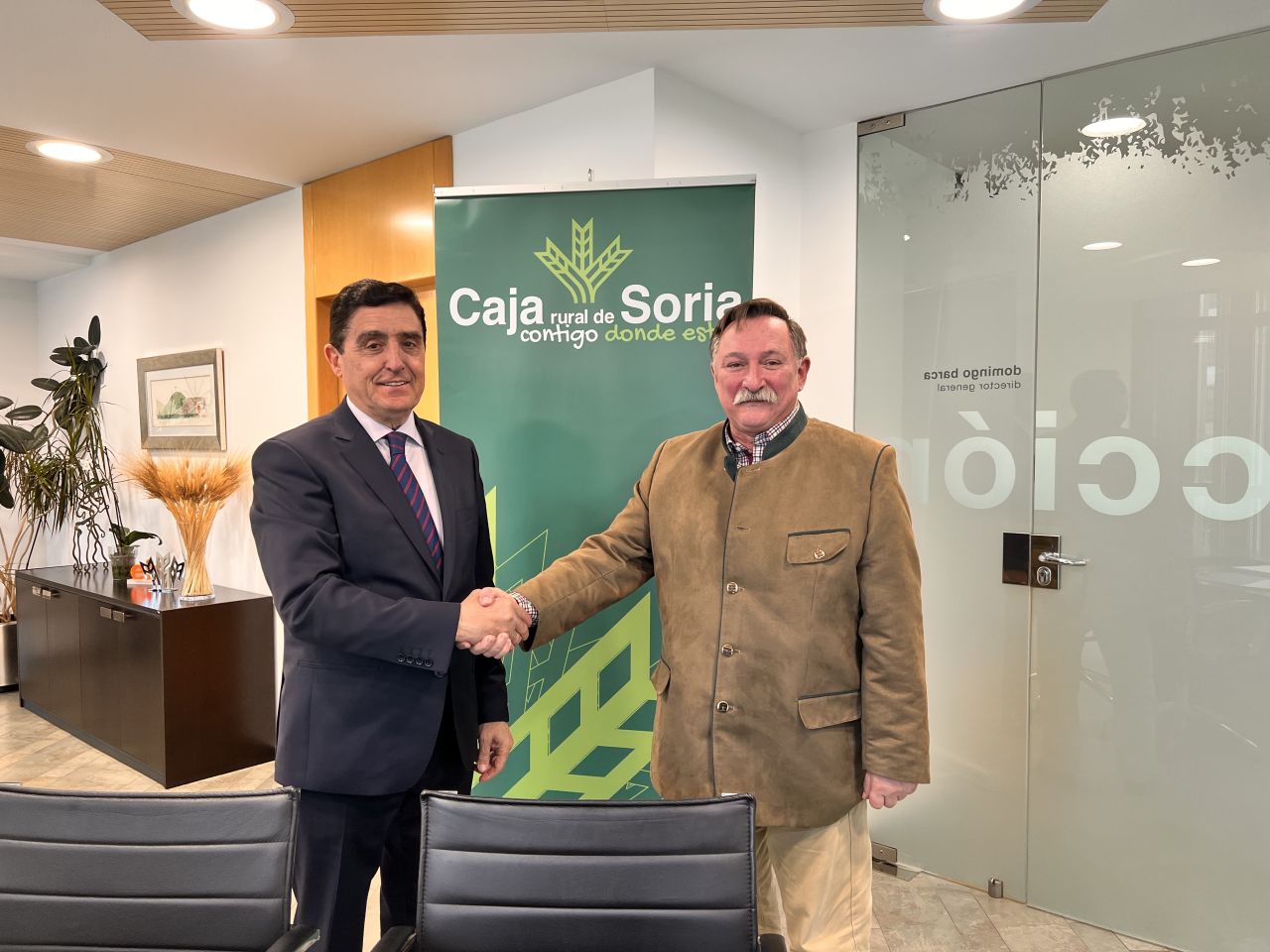 Caja Rural de Soria firma un convenio de colaboración con la Asociación Retógenes de Navaleno.