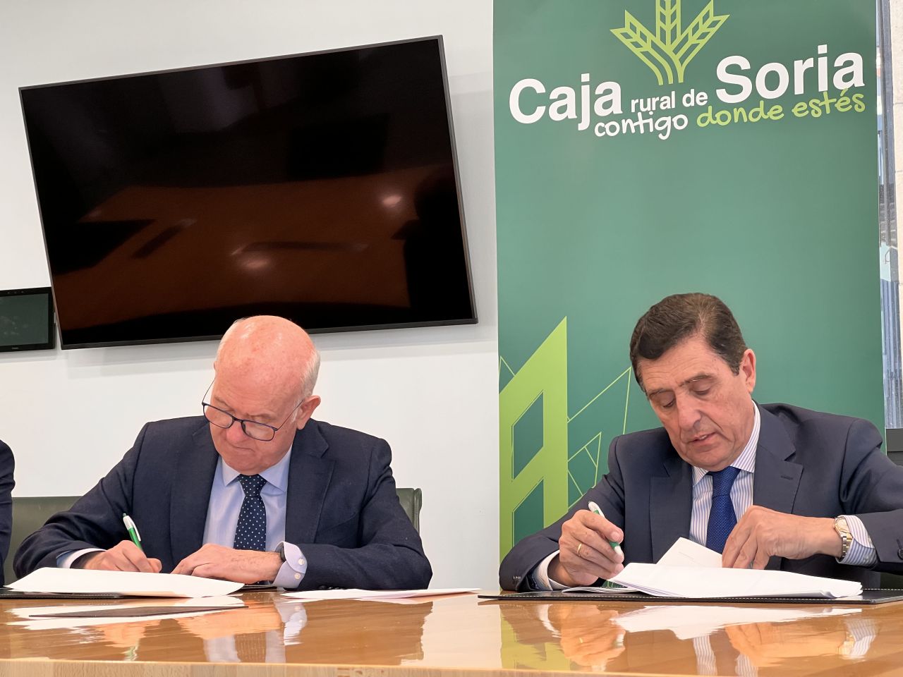 Firma de convenio entre Caja Rural de Soria y el colegio oficial de médicos de Soria