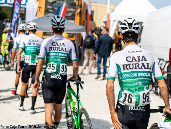 Vive de cerca La Vuelta a España en la fan zone solidaria del equipo Caja Rural-Seguros RGA