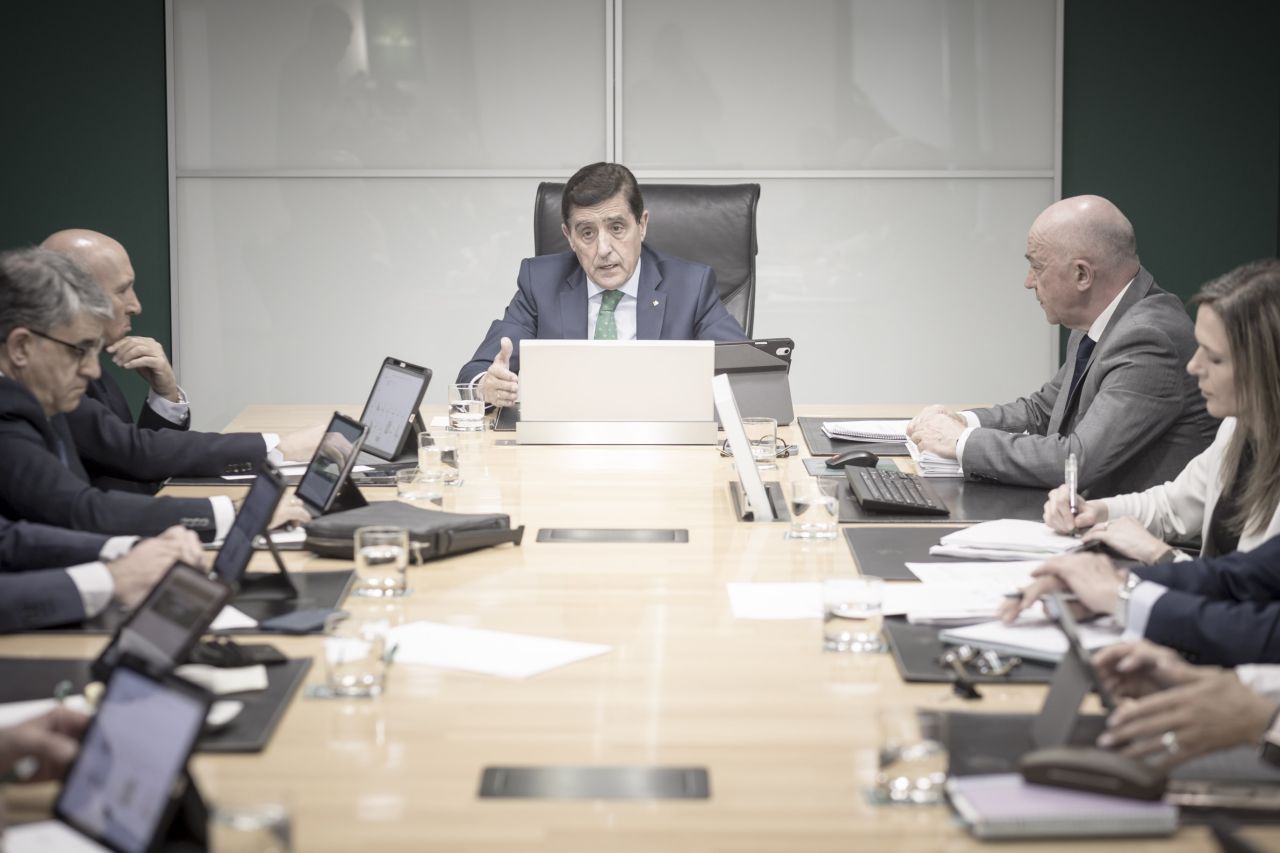 El presidente de Caja Rural de Soria, Carlos Martínez Izquierdo, anuncia su candidatura para un último mandato en la próxima Asamblea General de Socios.