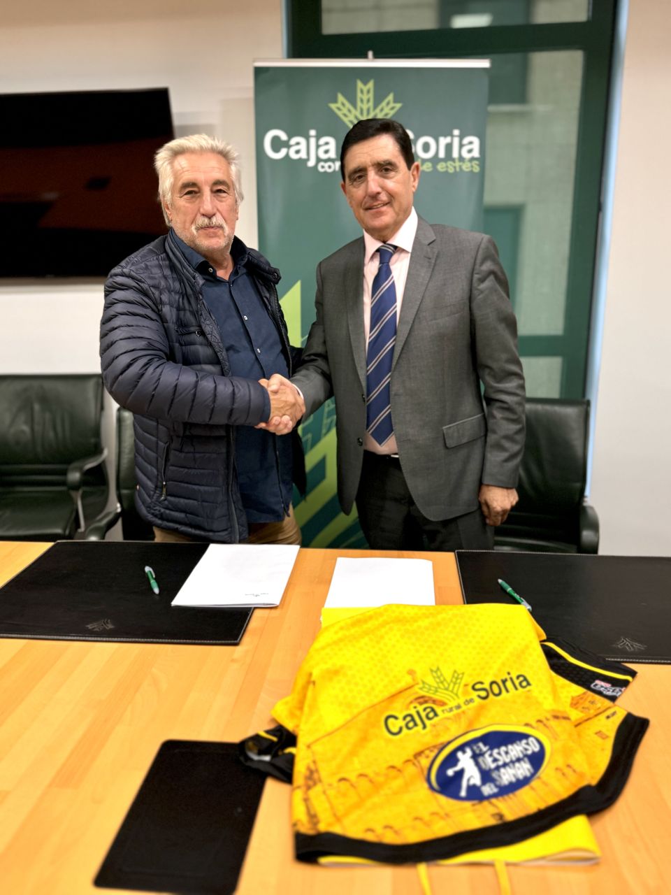 Caja Rural de Soria renueva su apoyo al Club Balonmano Soria con un convenio de colaboración.