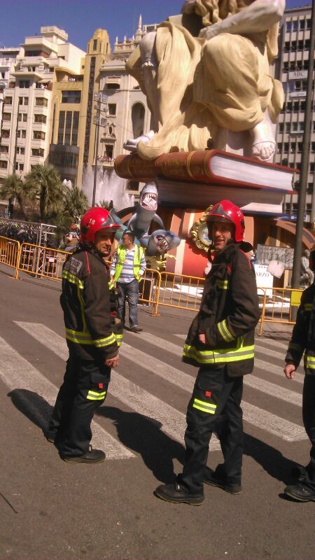 Tres bomberos del SEIS se suman al operativo de las Fallas en Valencia para mejorar sus competencias