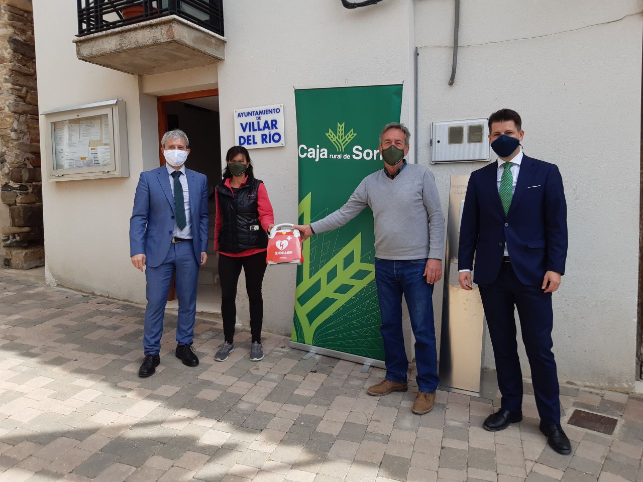 Caja Rural de Soria entrega desfibriladores a dos Ayuntamientos de la provincia.