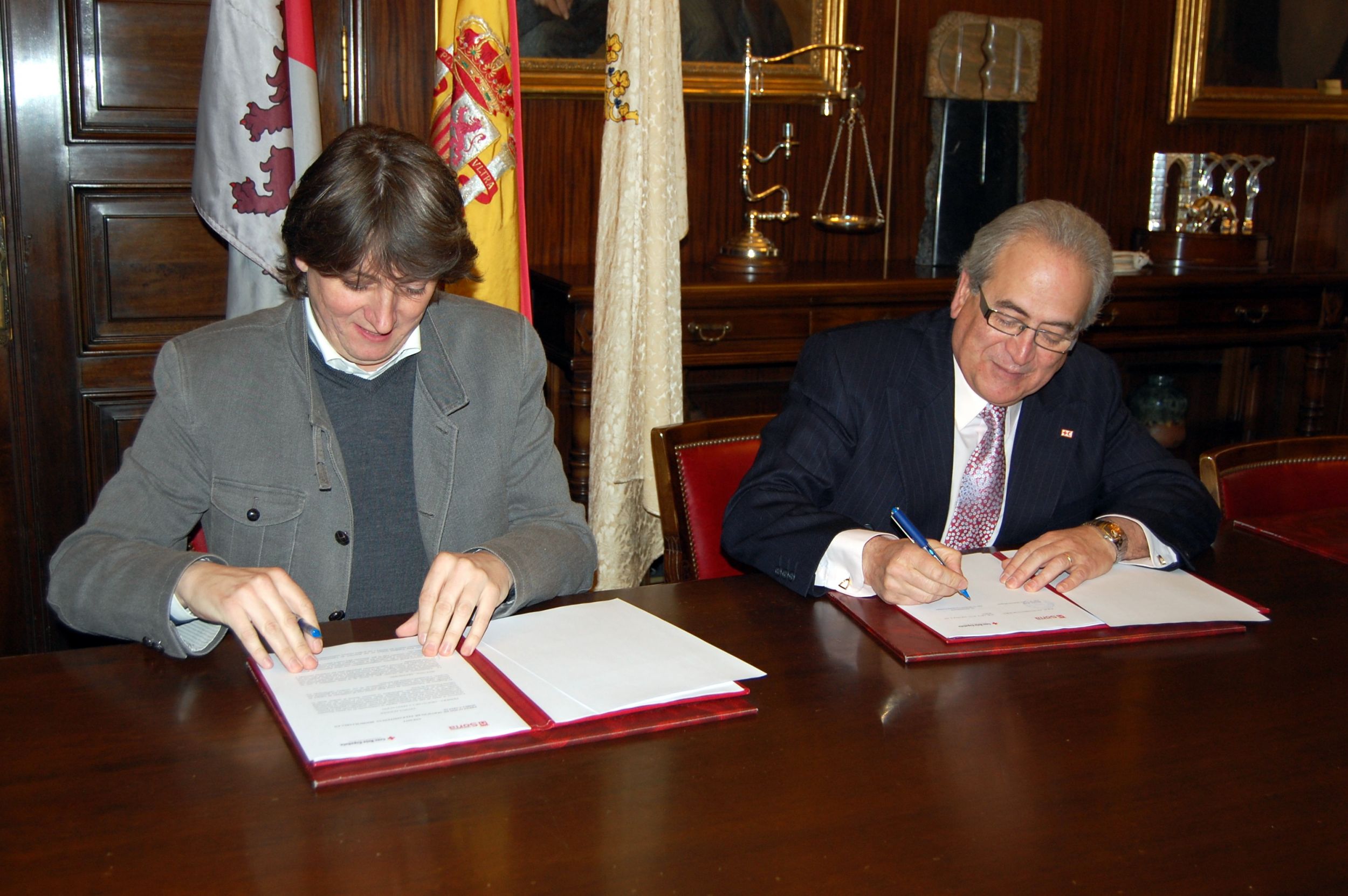 Ayuntamiento y Cruz Roja firman el convenio para la prestación del servicio de teleasistencia con 497 usuarios en al capital