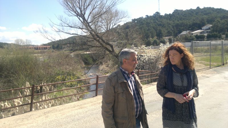 La subdelegada del Gobierno visita San Leonardo de Yagüe para conocer el estado del cauce del río Navaleno