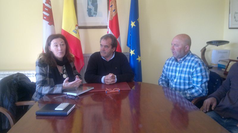 La subdelegada del Gobierno traslada a los alcaldes de la zona de Barahona el convencimiento de que la regionalización para la futura PAC no perjudicará a estos municipios   