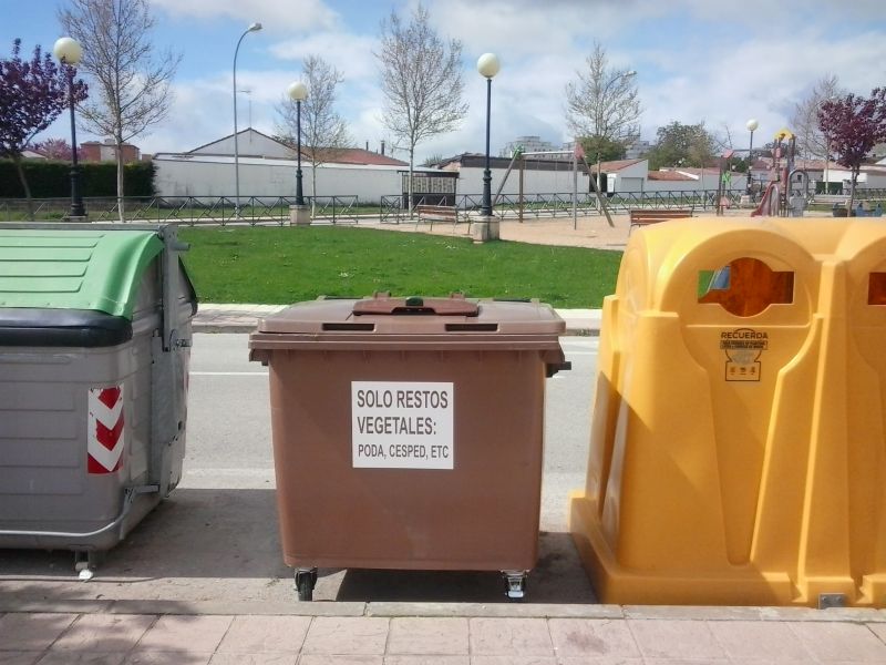 El Ayuntamiento añade a su servicio de recogida selectiva contenedores de poda en La Barriada