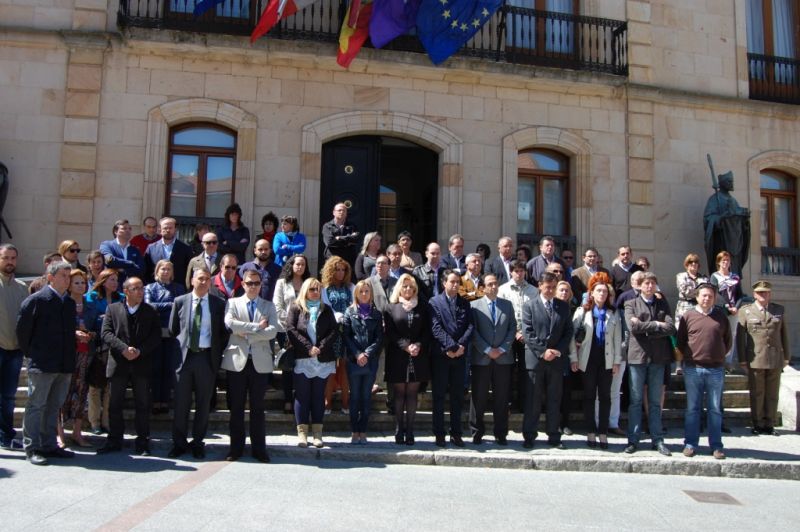 UU MINUTO DE SILENCIO EN MEMORIA DE DÑA. ISABEL CARRASCO LORENZO, PRESIDENTA DE LA DIPUTACIÓN DE LEÓN