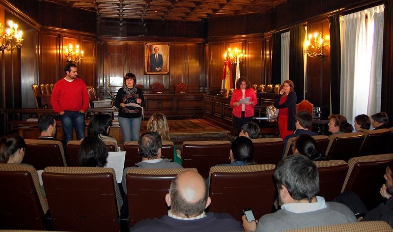 Reunión en el Ayuntamiento con los representantes de las ONGs para presentarles las bases del II Plan de Empleo y Protección Social