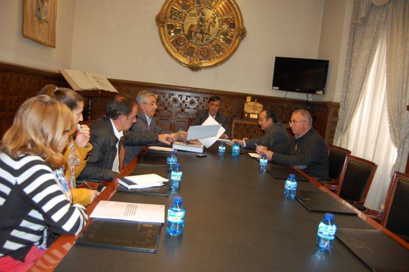 LA DIPUTACIÓN DE SORIA ENTREGA A LOS AYUNTAMIENTOS EL BORRADOR DEL CONVENIO RELATIVO A LA TRANSFORMACIÓN EN VÍA VERDE DEL TRAZADO DE LA LÍNEA SANTANDER-MEDITERRÁNEO QUE DISCURRE POR SUS TÉRMINOS MUNICIPALES
