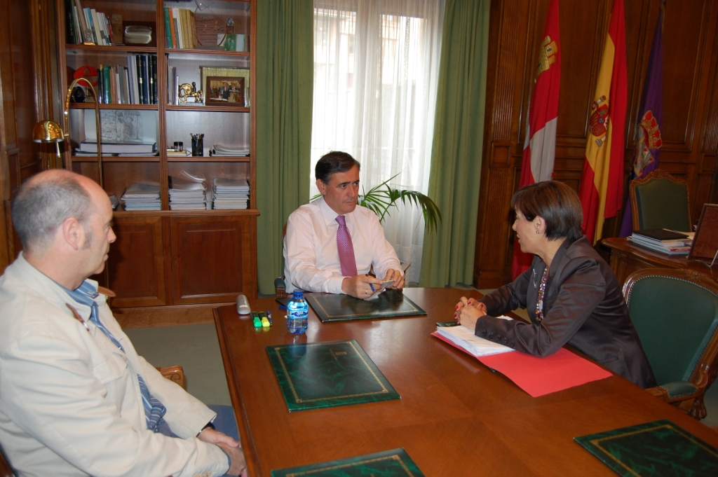 EL PRESIDENTE DE LA DIPUTACIÓN SE REÚNE CON LA ALCALDESA DE ALDEHUELA DE PERIÁÑEZ