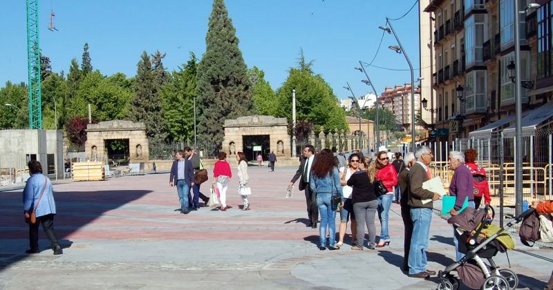 Los peatones ya pueden cruzar del Collado a la Dehesa y los trabajos se centran ahora en la línea de fachada