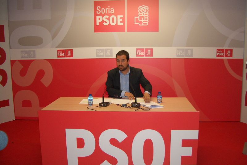 El Secretario Provincial de Política Municipal del PSOE de Soria, Ángel Hernández, habla en rueda de prensa sobre el Informe Consejo de Estado sobre la Ley de Racionalización y Sostenibilidad de la administración local.