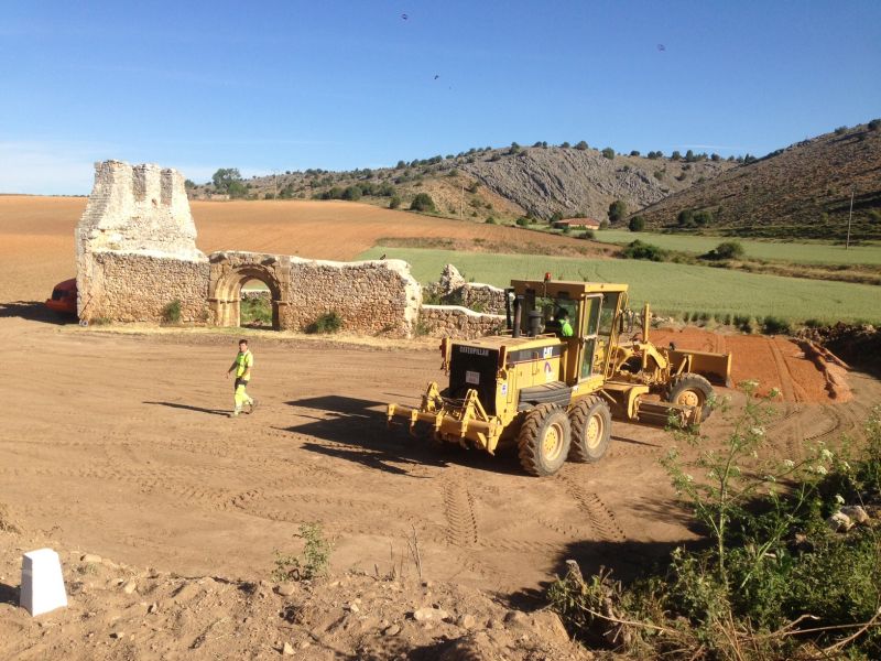 LA DIPUTACIÓN DE SORIA COMIENZA LAS OBRAS DE CONSTRUCCIÓN DE UNA ZONA DE APARCAMIENTO EN EL ENTORNO DE CALATAÑAZOR QUE EVITE LA ENTRADA DE VEHÍCULOS AL MUNICIPIO