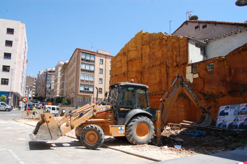 Demolición del muro ubicado en la calle Ferial
