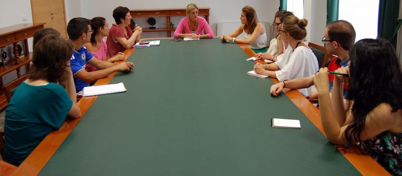 La concejala se reúne con los jóvenes becados por el Ayuntamiento para completar los trámites antes de viajar a sus destinos el 12 de septiembre