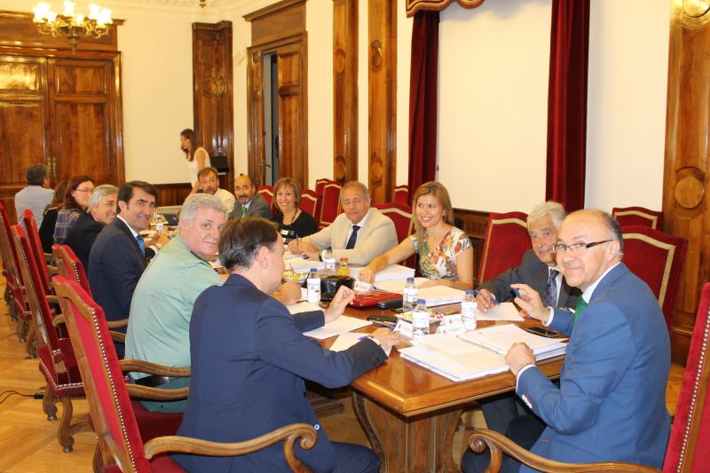 Siete de cada diez contribuyentes de Castilla y León (en torno a 914.000) tendrán una bajada media de impuestos del 23,5% con la nueva reforma fiscal del Gobierno