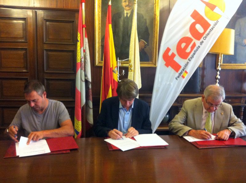 El convenio con la Federación de Orientación permite crear cinco circuitos, formar escolares y técnicos y albergar pruebas internacionales