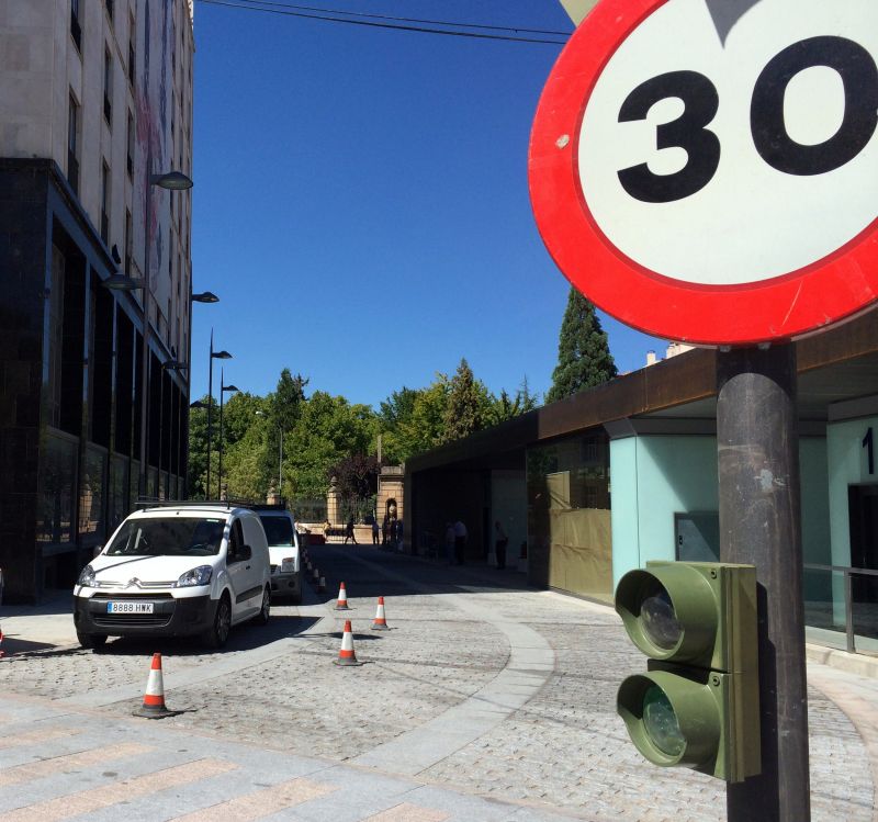 El Ayuntamiento ultima los trabajos de accesibilidad en los pasos elevados de Nicolás Rabal y la colocación de los contenedores soterrados