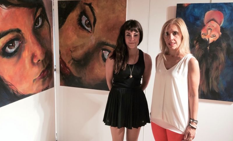 Nueva exposición pictórica de la joven Alicia Marina Rosa con temática social, racial y de denuncia en el Centro de Recepción de Visitantes