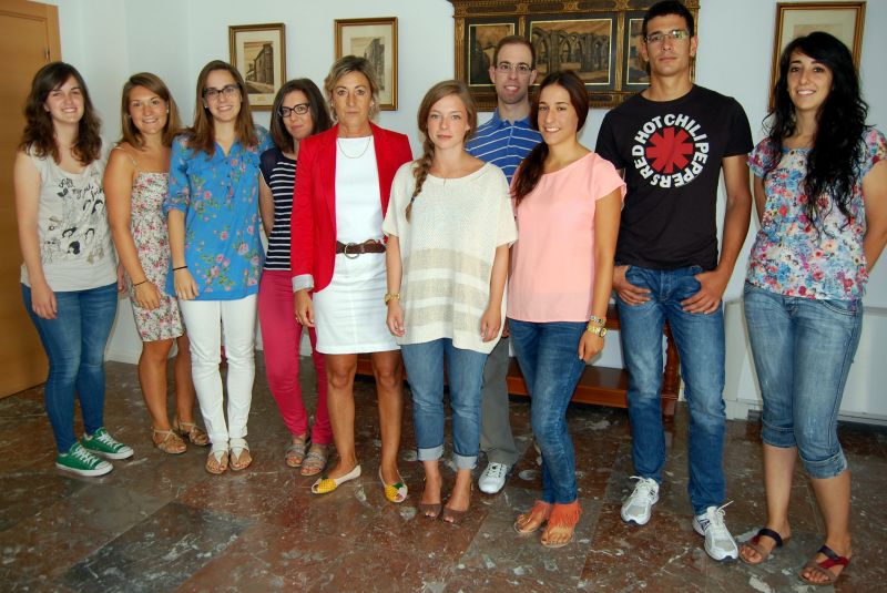 Rita Isabel López Lobera se reúne con los beneficiarios de las Becas Leonardo.