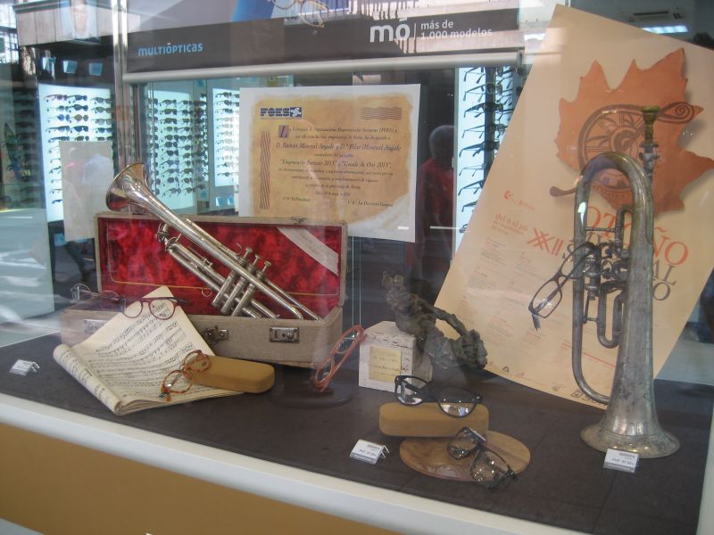 Seis comercios de Soriacentro montan escaparates con instrumentos para el Otoño Musical Soriano