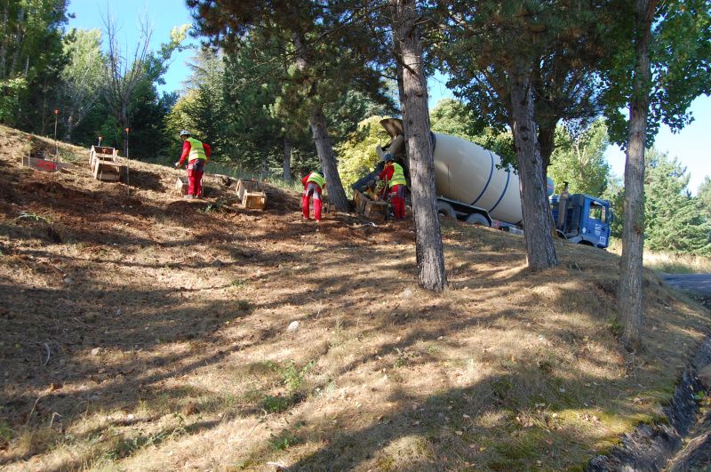 Los trabajos de la pasarela entre el Castillo y las márgenes avanzan con el pilotaje y la colocación del tramex
