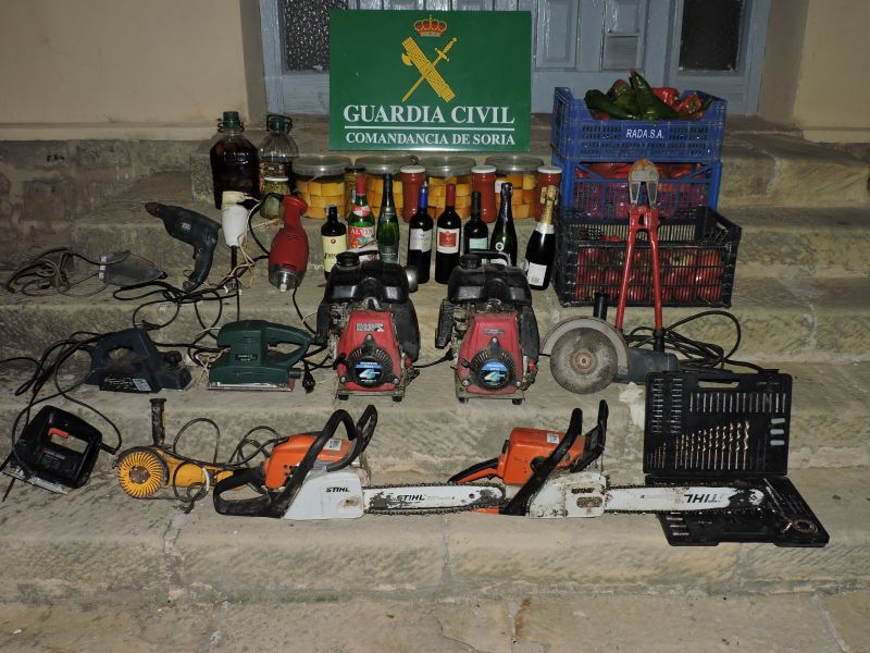 La Guardia Civil detiene a cuatro personas como autores de un robo cuando huían con el botín