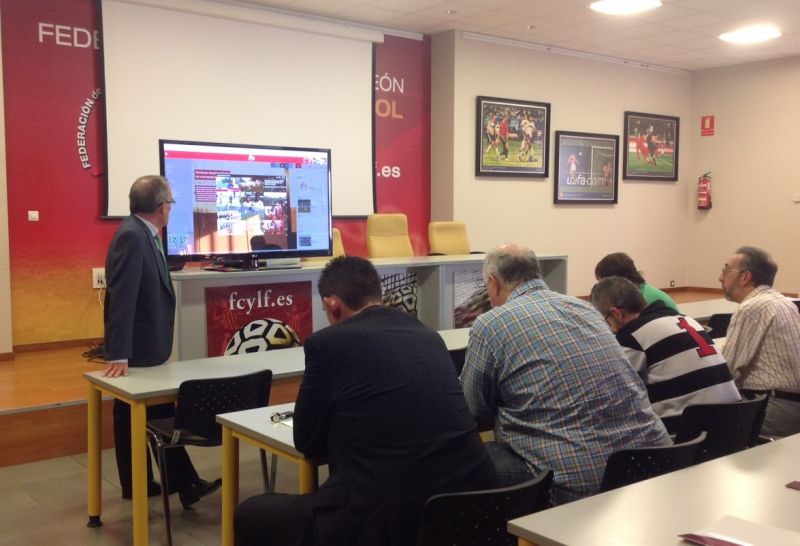 La Federación de Castilla y León de Fútbol cambia de cara en internet gracias a la nueva página web 3.0 que ya disfrutan afiliados y aficionados y que, en pruebas, registró ayer domingo 14.000 visitas. 