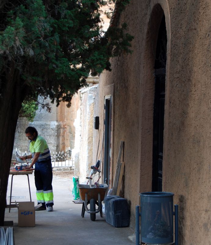 El Ayuntamiento prosigue con la modernización del servicio del cementerio, completa un plan de limpieza especial y continúa con obras de mejora 