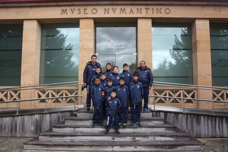 El Campus Deportivo del Astana 64 visita el Museo Numantino y el Ayuntamiento de Soria