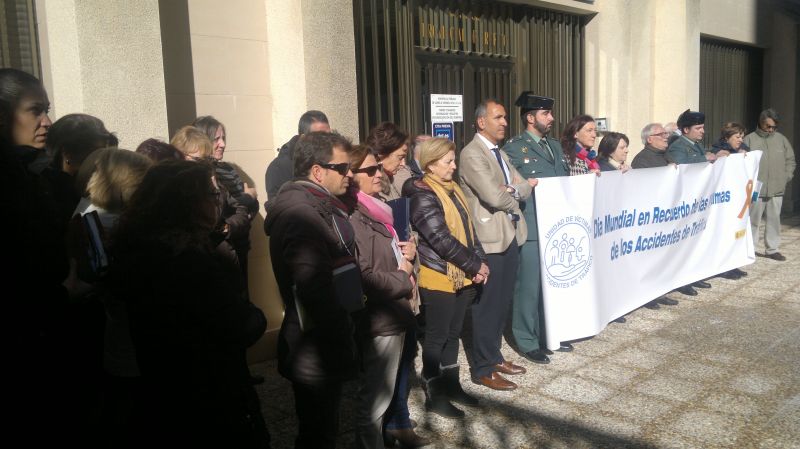 La Jefatura Provincial de Tráfico recuerda a las víctimas de los accidentes en un acto de concienciación contra esta pandemia