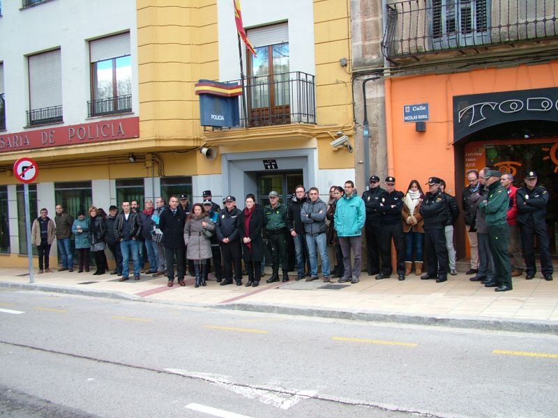 Minuto silencio por policia asesinada