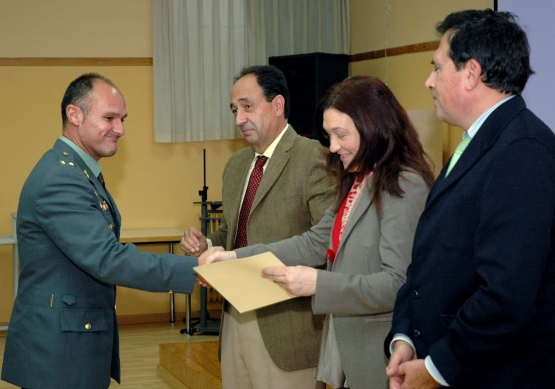 La subdelegada del Gobierno y el Delegado Territorial de la Junta entregan diplomas a los participantes en el Plan director para la convivencia y mejora de la seguridad en los centros educativos y sus entornos