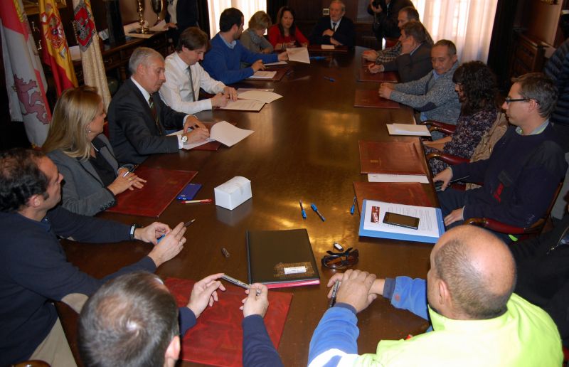 El Pleno aprueba el convenio para el personal municipal, rubricado hoy por la mayoría sindical, y que incluye notables mejoras sociales 