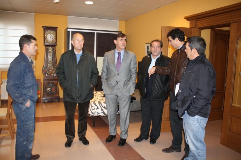 Visita en Duruelo de la Sierra a dos empresas del sector de la amdera con las que la Diputación de Soria ha colaborado a través de diferentes líneas de ayudas en 2014